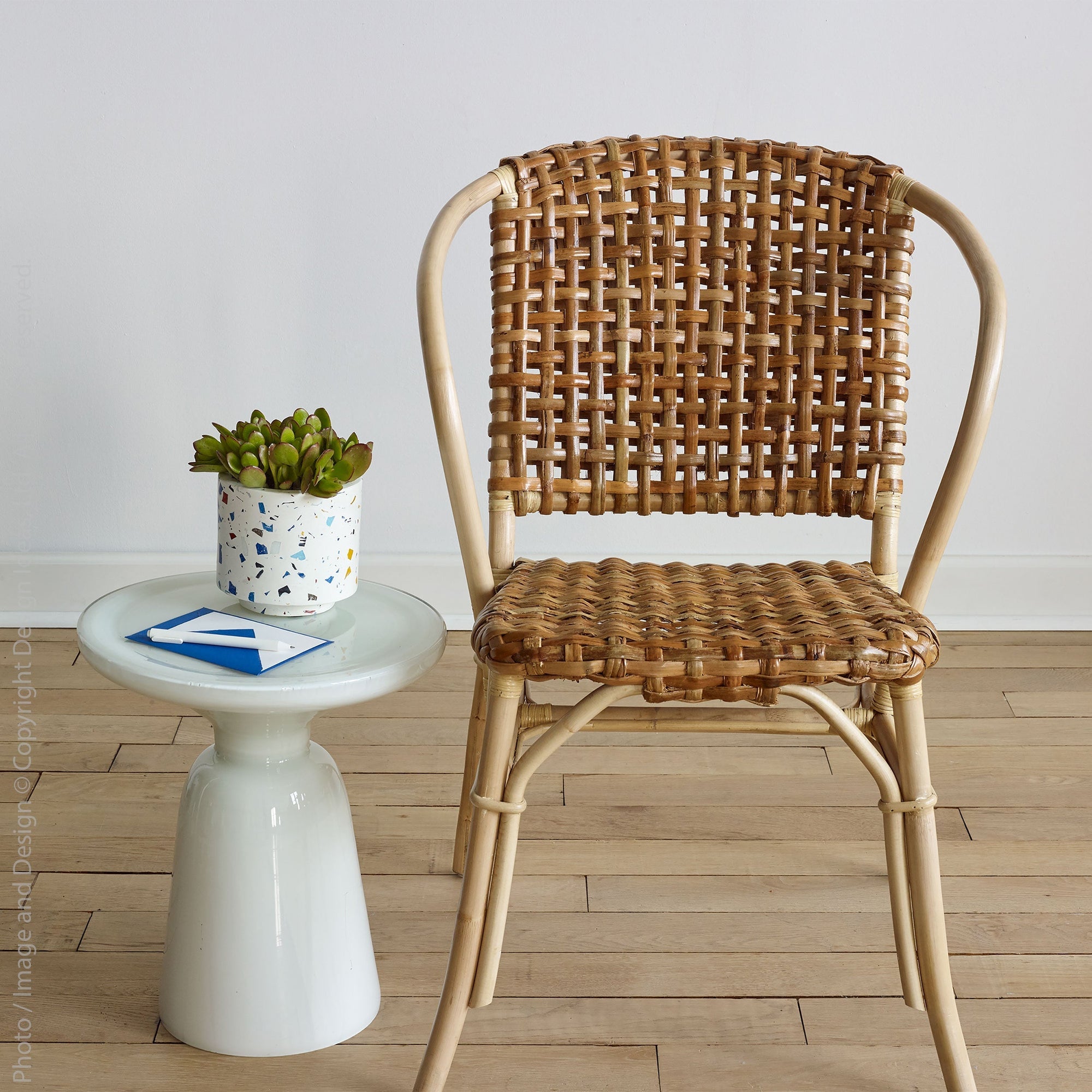 Venezia™ side table (white) - White | Image 2 | Premium Table from the Venezia collection | made with Blown glass for long lasting use | texxture
