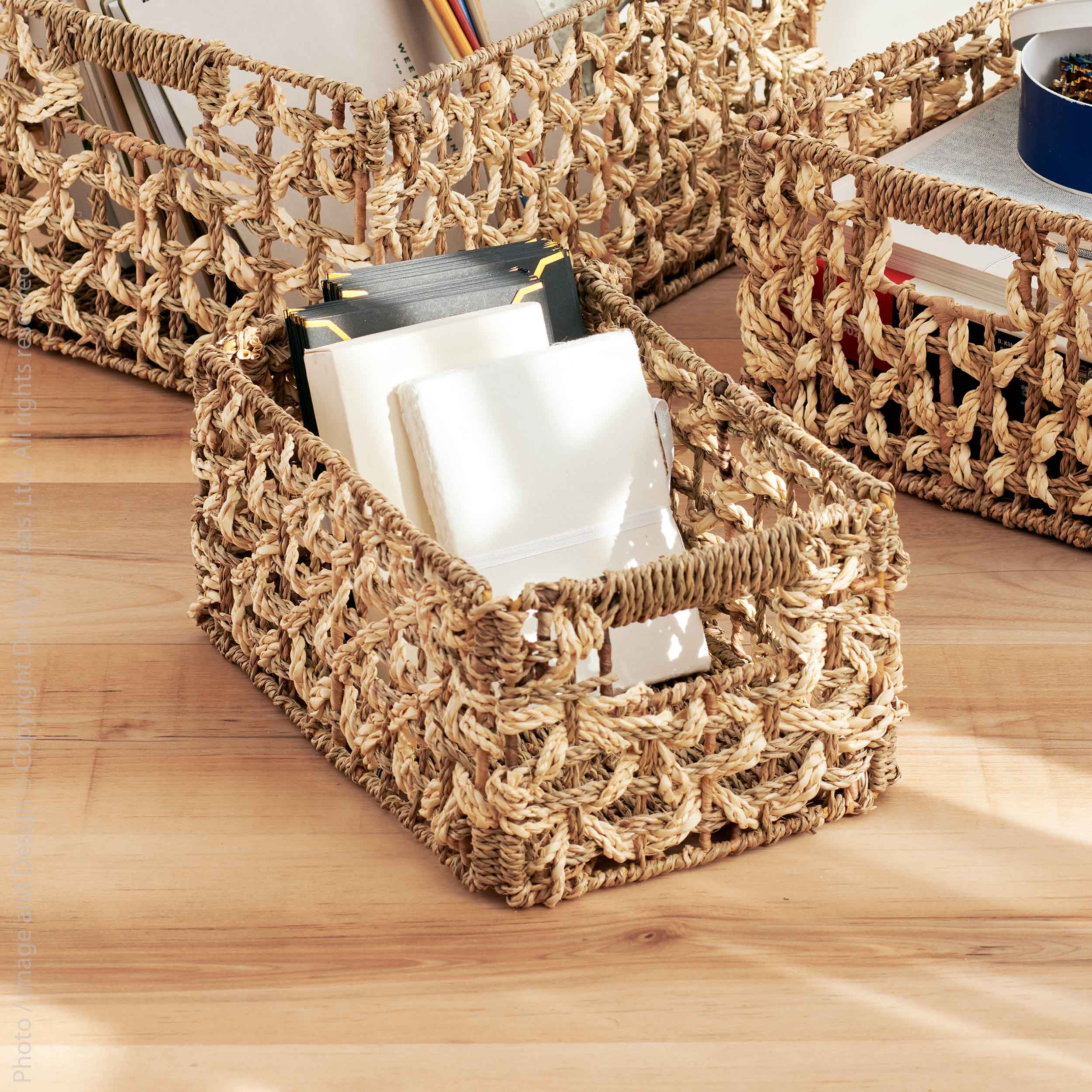 Mensch™ Small Hand Woven Palm and Seagrass Basket (7.9 x 11.8 x 6.3 in) - (colors: Natural) | Premium Basket from the Mensch™ collection | made with Palm and Seagrass for long lasting use
