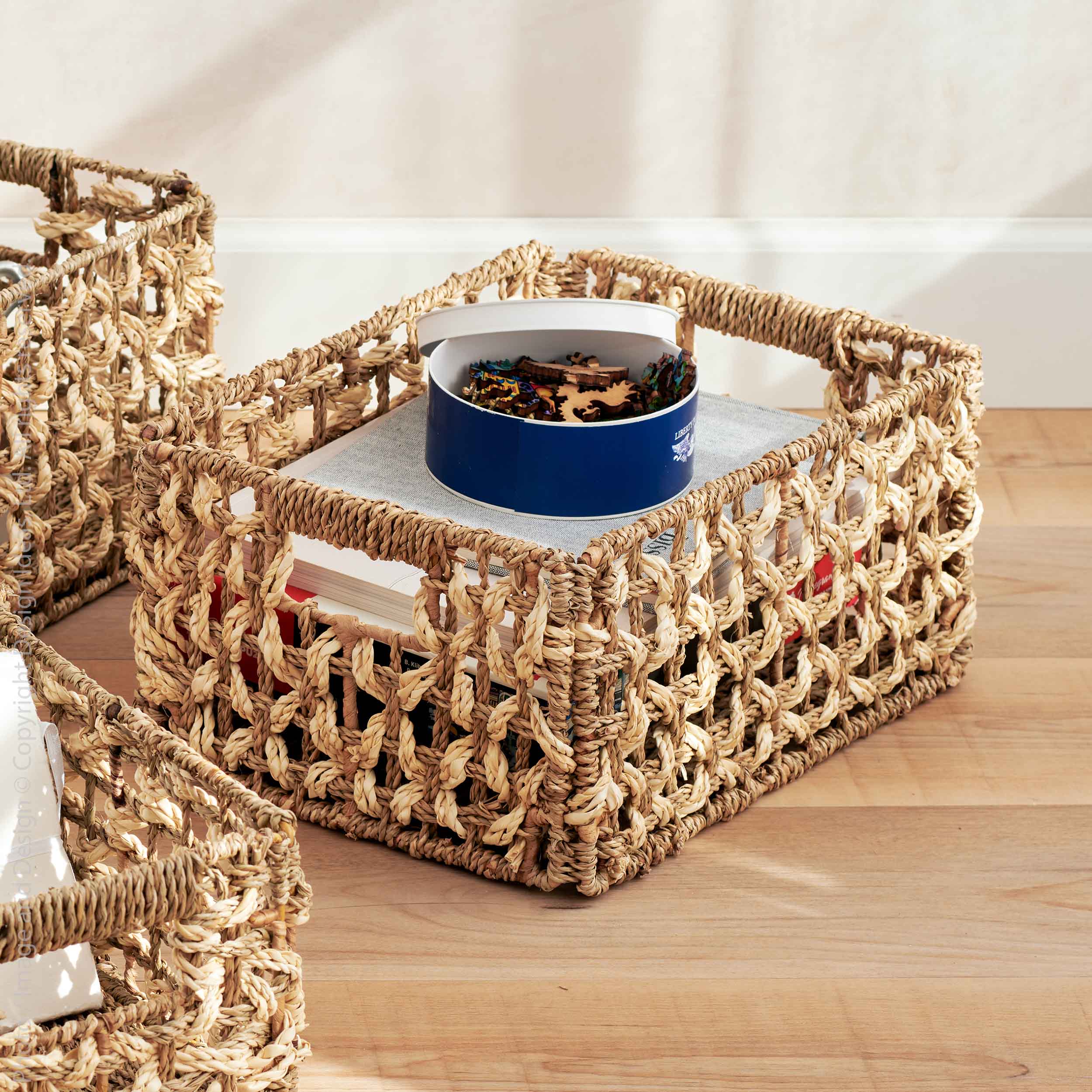 Mensch™ Medium Hand Woven Palm and Seagrass Basket (9.8 x 13.8 x 7.1 in) - (colors: Natural) | Premium Basket from the Mensch™ collection | made with Palm and Seagrass for long lasting use