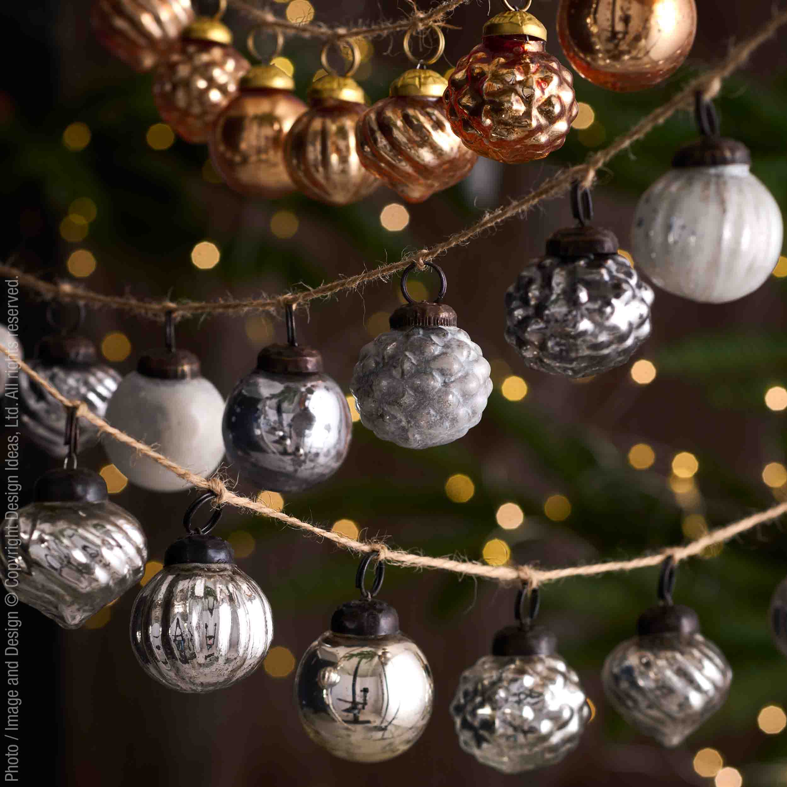 Selerina™ ornament garland - Golden | Image 1 | Premium Ornaments from the Selerina collection | made with Glass for long lasting use | texxture